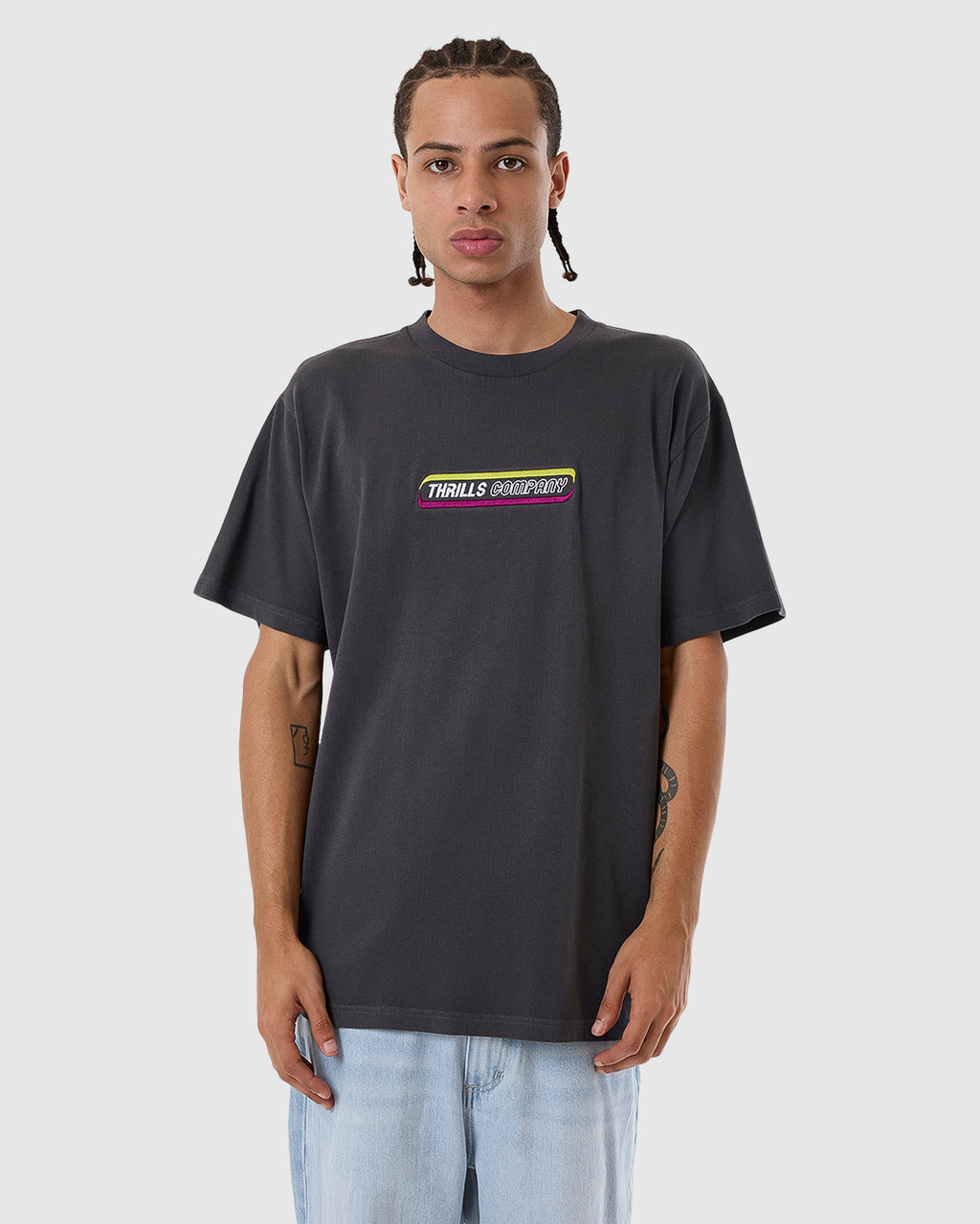 MENS BLURR EMBRO MERCH FIT T-SHIRT