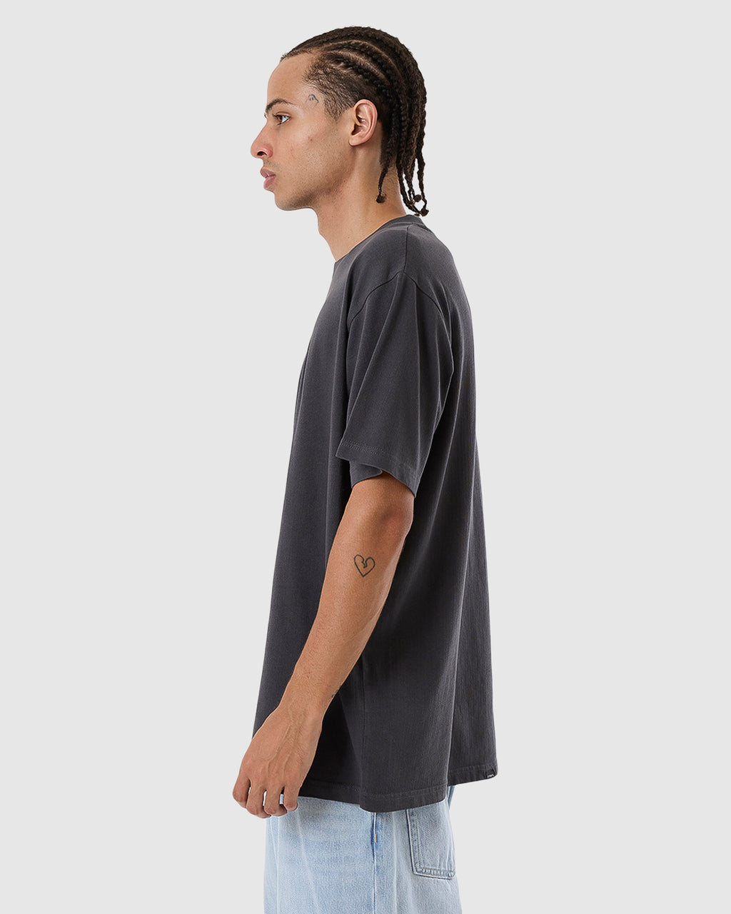 MENS BLURR EMBRO MERCH FIT T-SHIRT