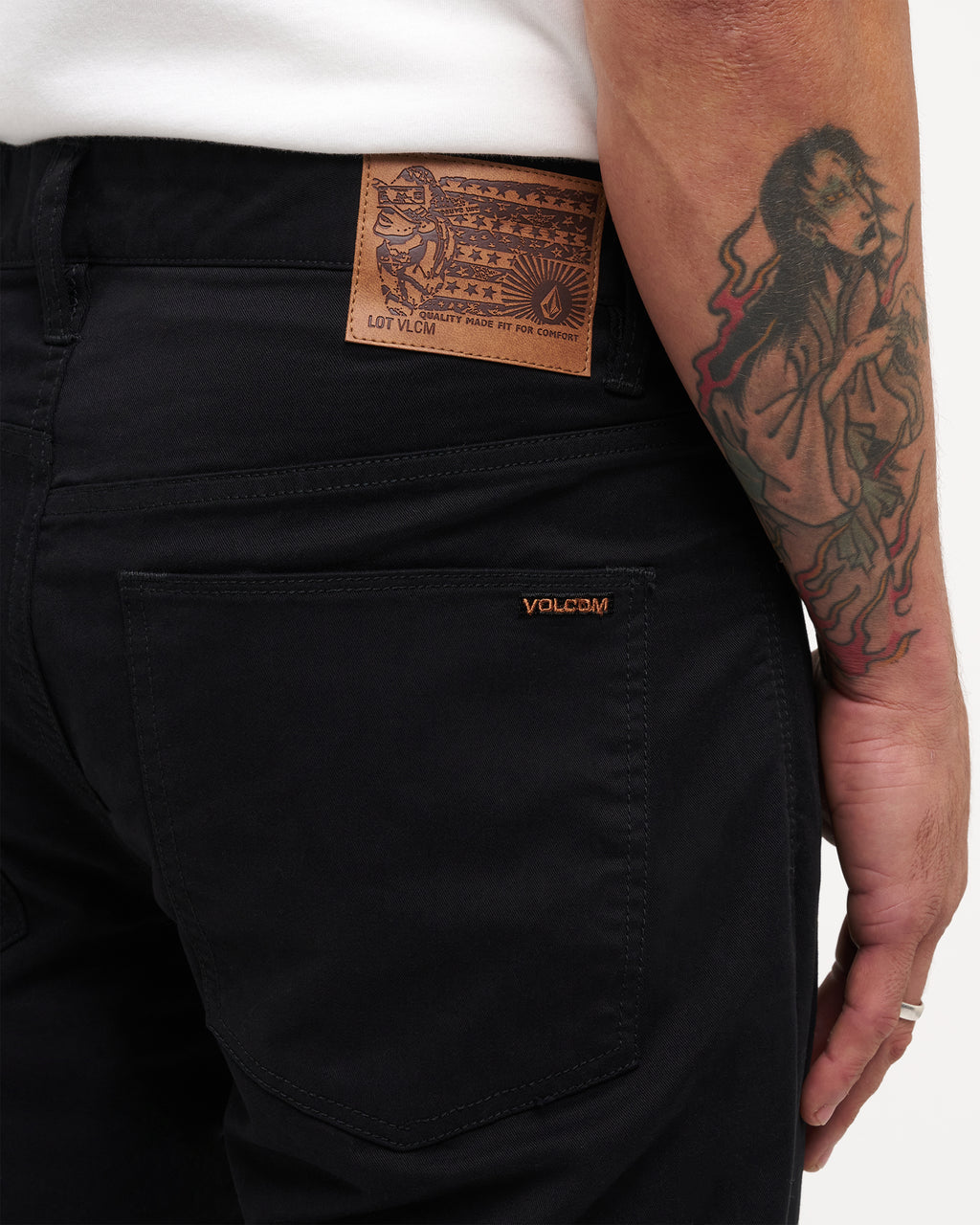 a1112308_volcom_blk_dtl1