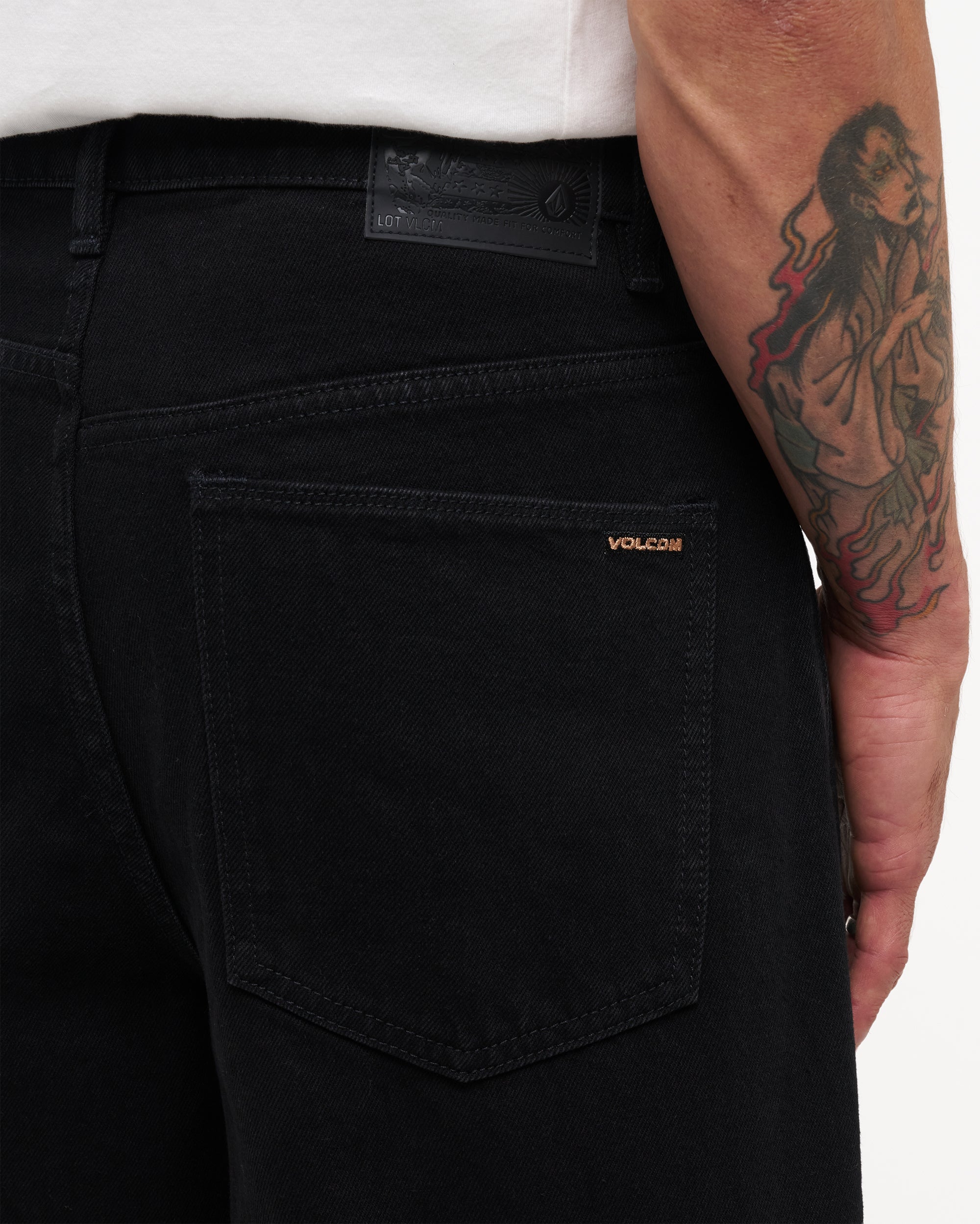 a1912618_volcom_blk_dtl1