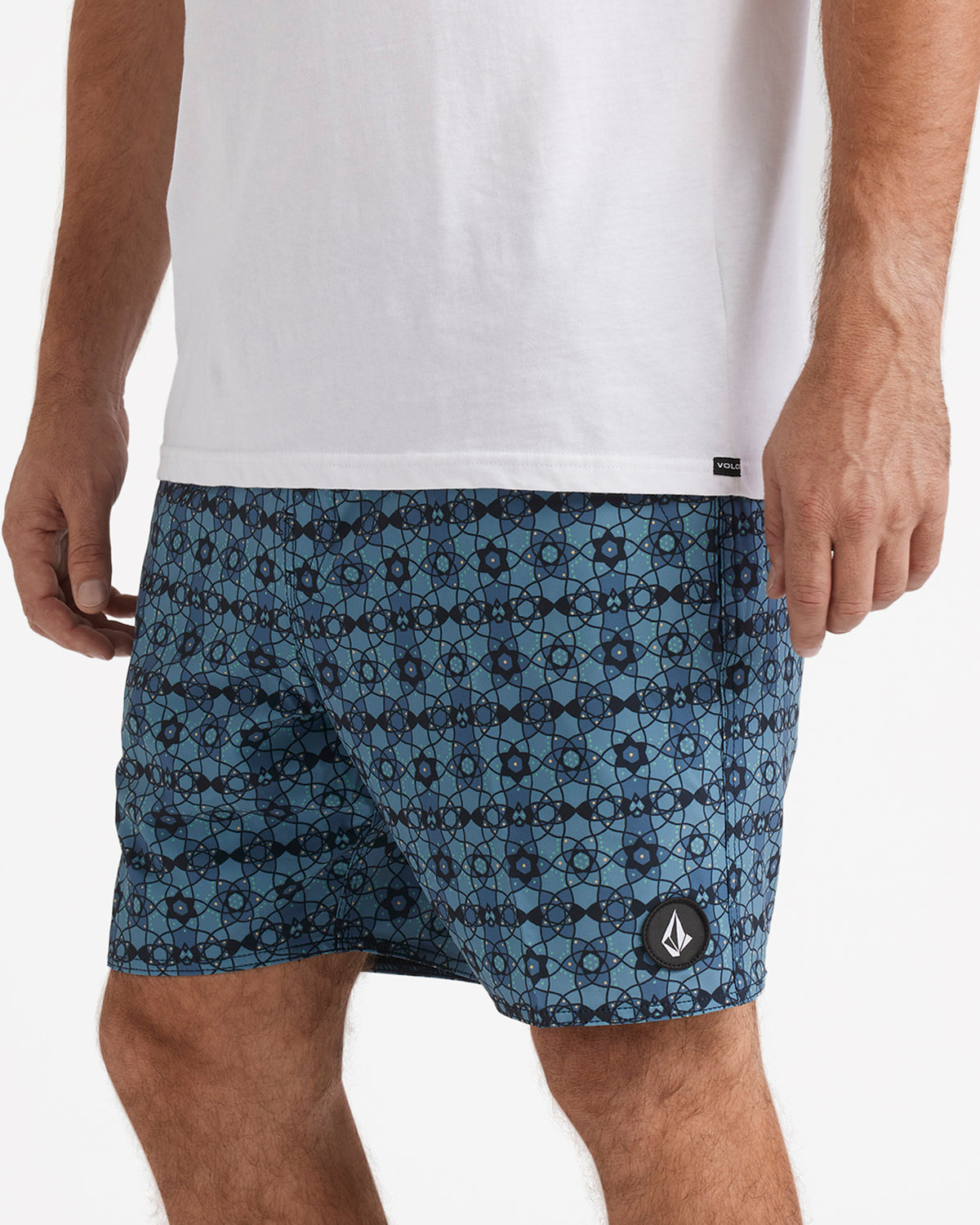 a2542400_volcom_nvy_sd6