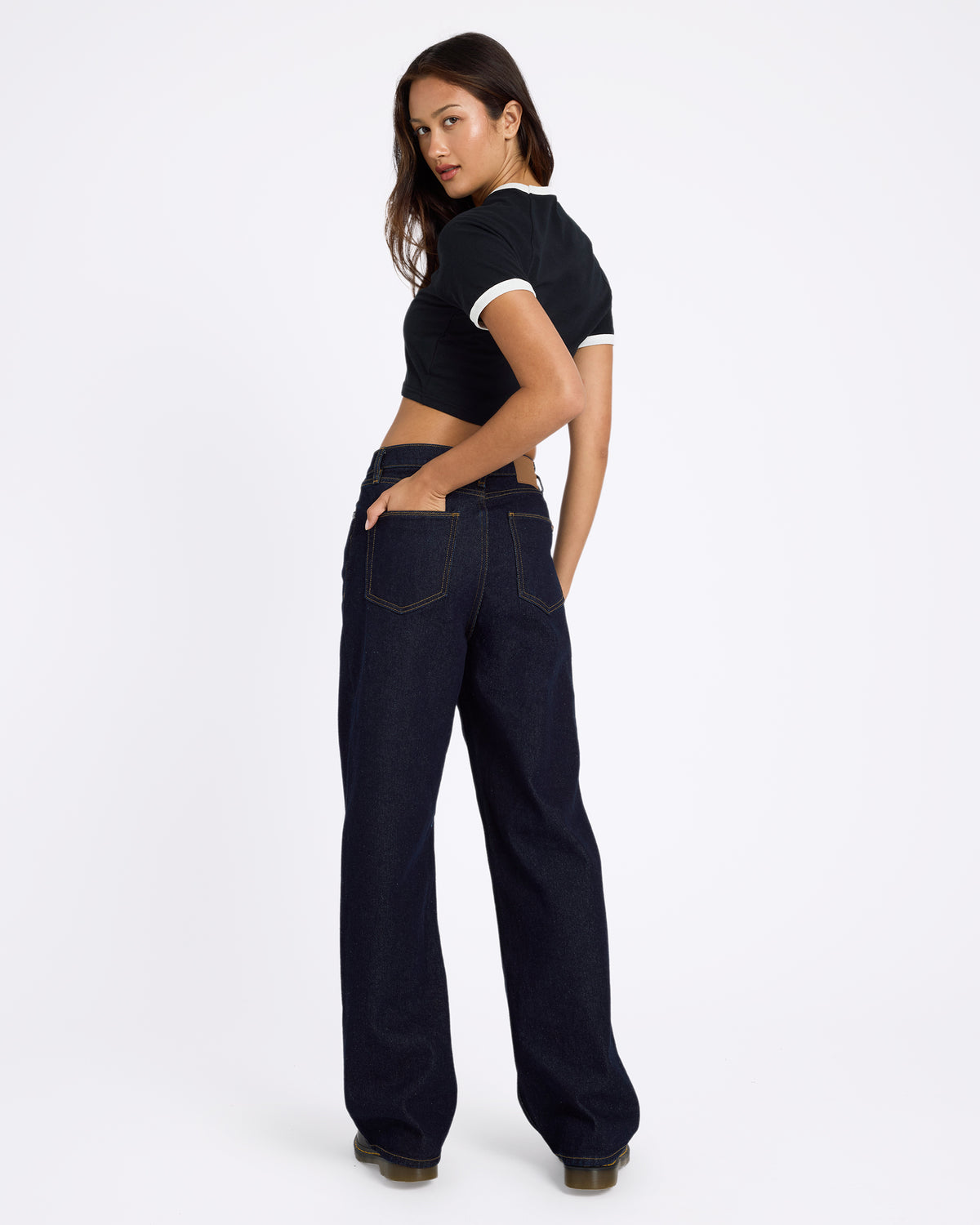 b1912608_volcom_raw_bck1