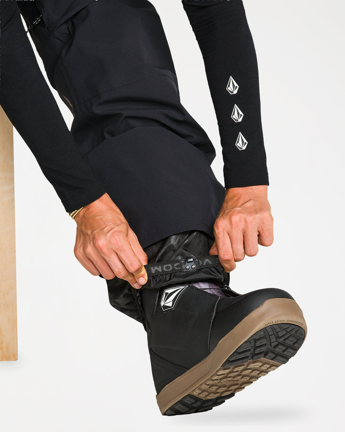 h1352653_volcom_blk_dtl4