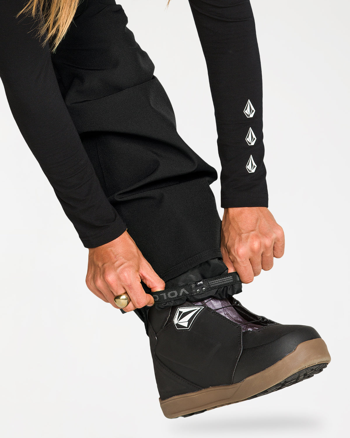 h1352654_volcom_blk_dtl2