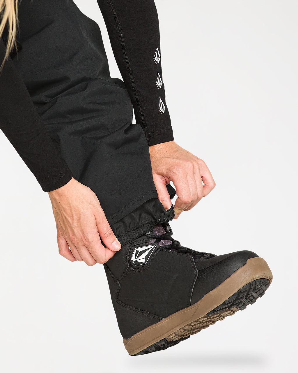 h1352658_volcom_blk_dtl1