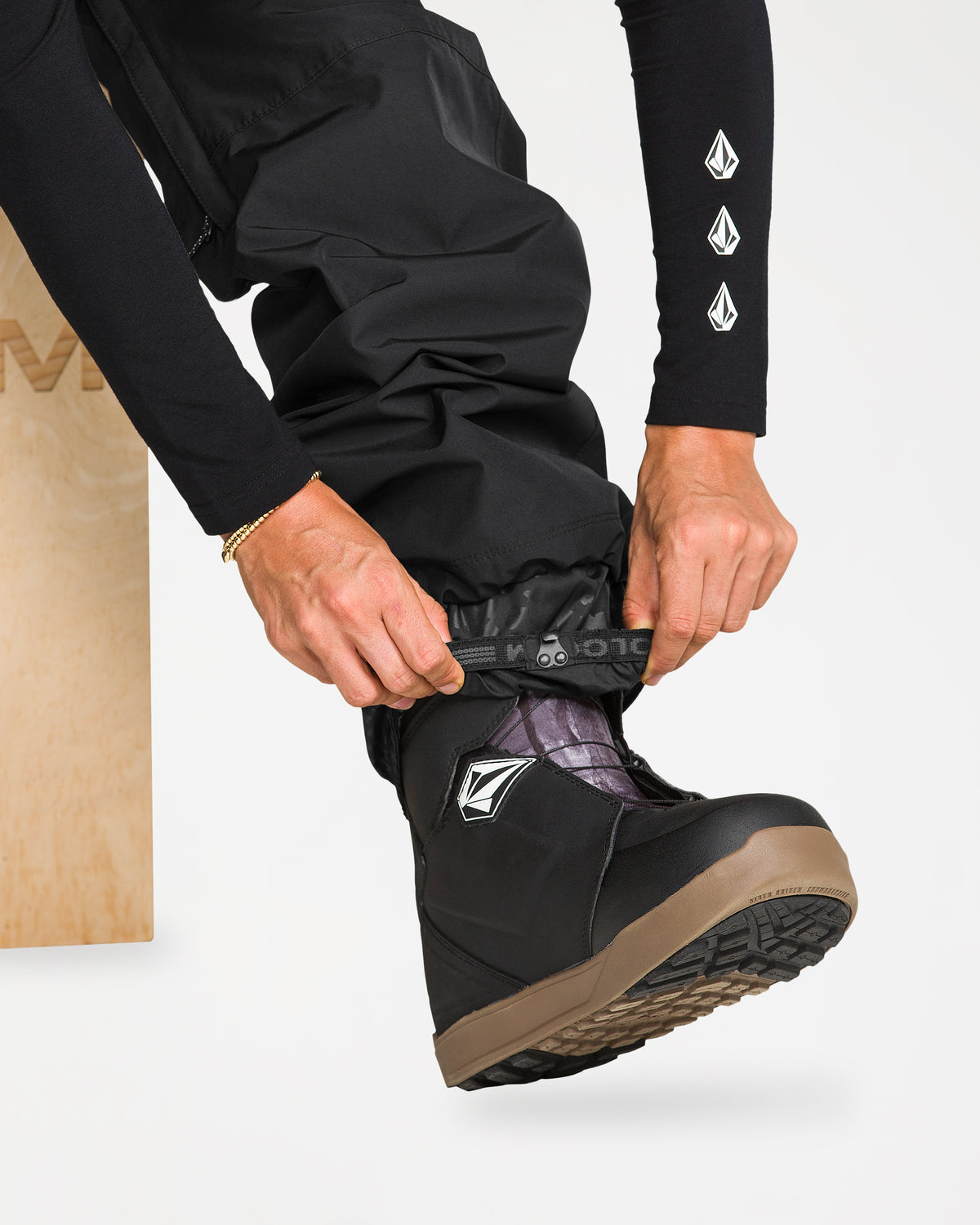 h1352659_volcom_blk_dtl3