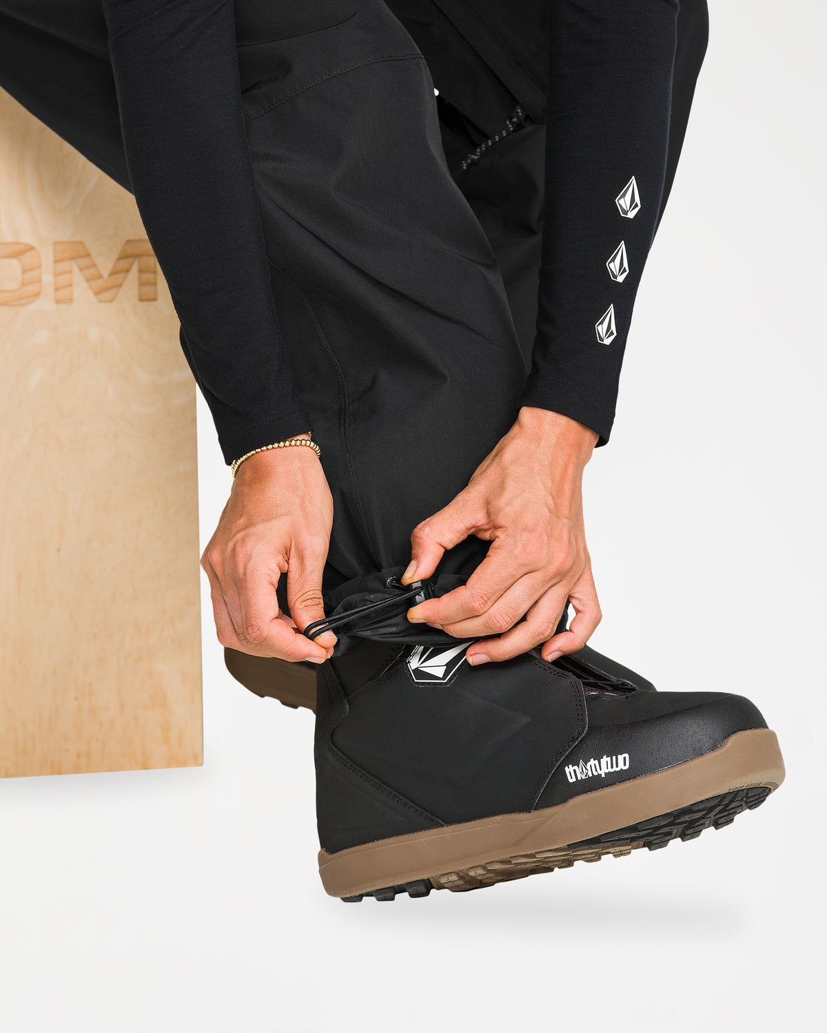 h1352659_volcom_blk_dtl4