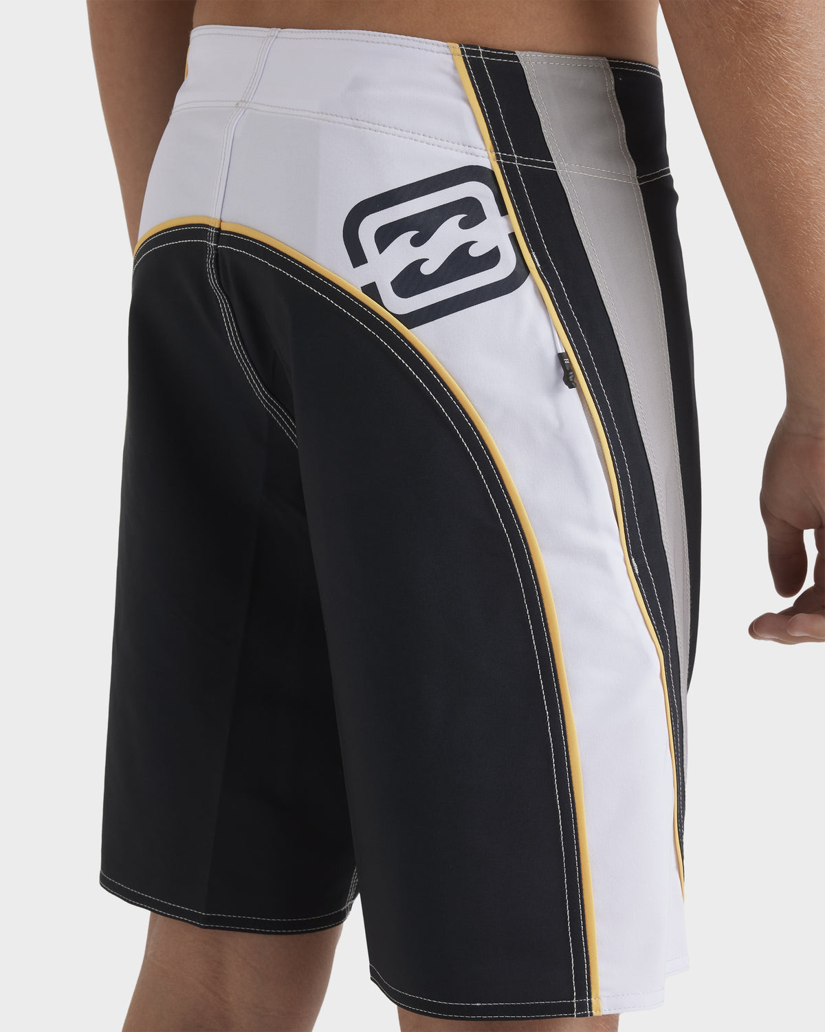 Boys 8-16 Fluid 2K 18" Boardshorts