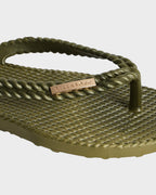 Womens Kick Back Metallic Thongs