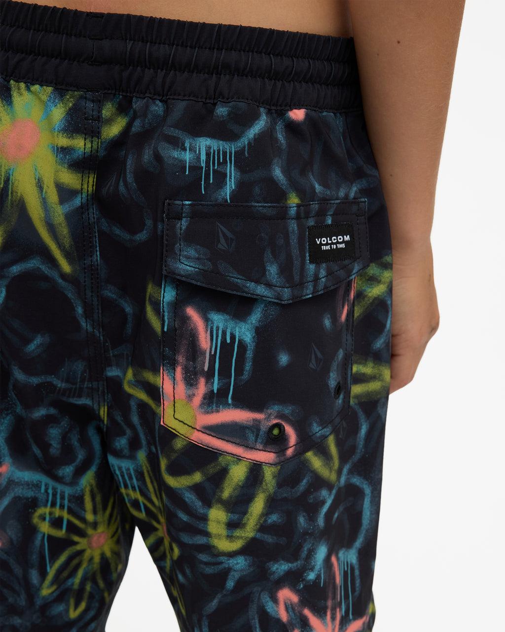 ucbjv03005_volcom_blk_dtl1