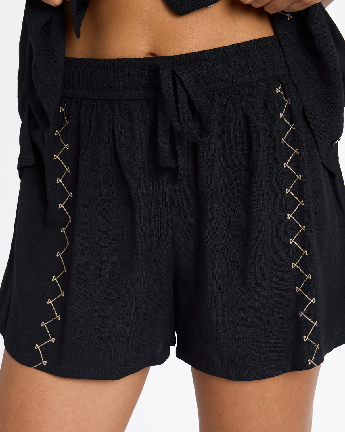 ucjns03001_volcom_blk_dtl1