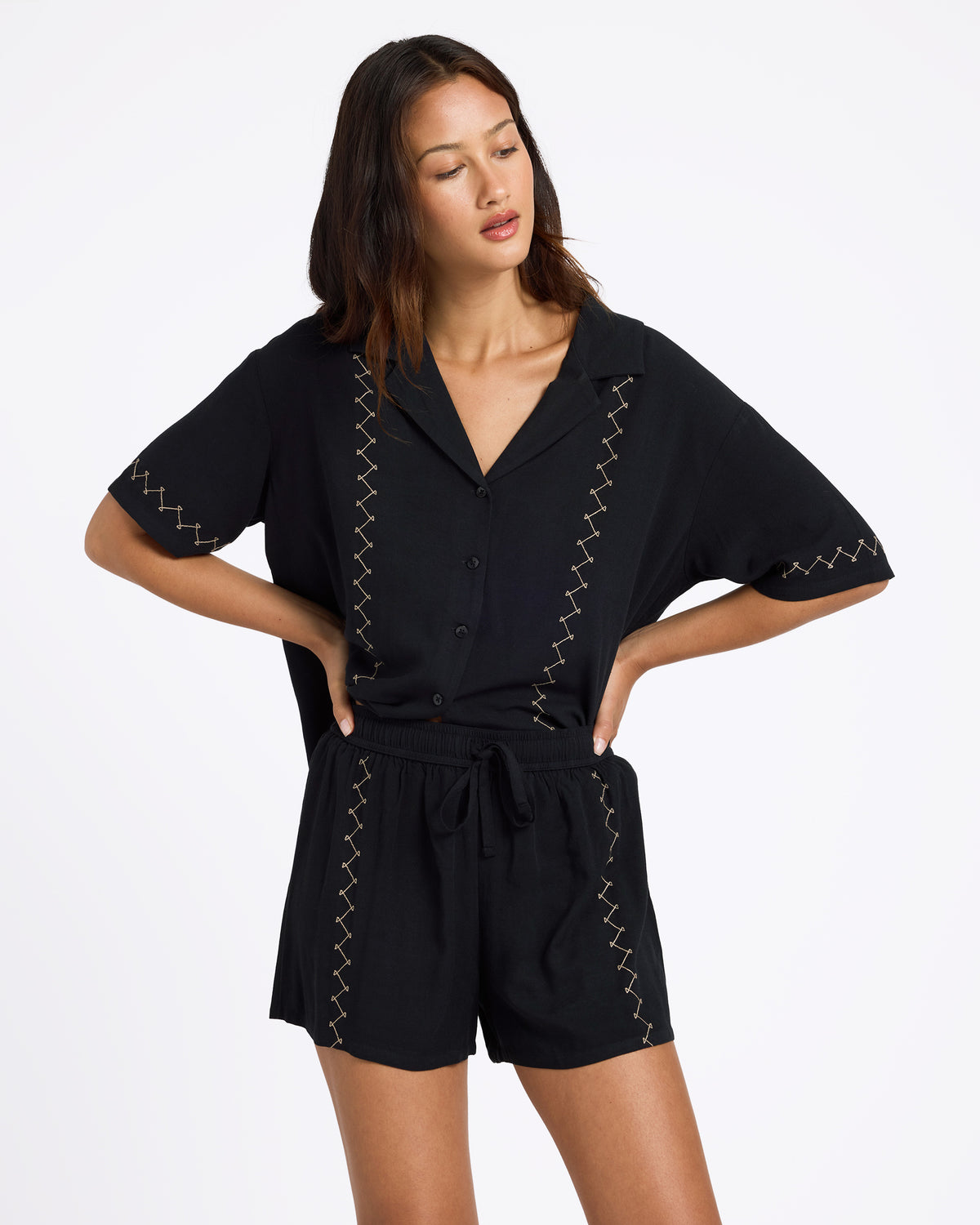 ucjns03001_volcom_blk_frt1