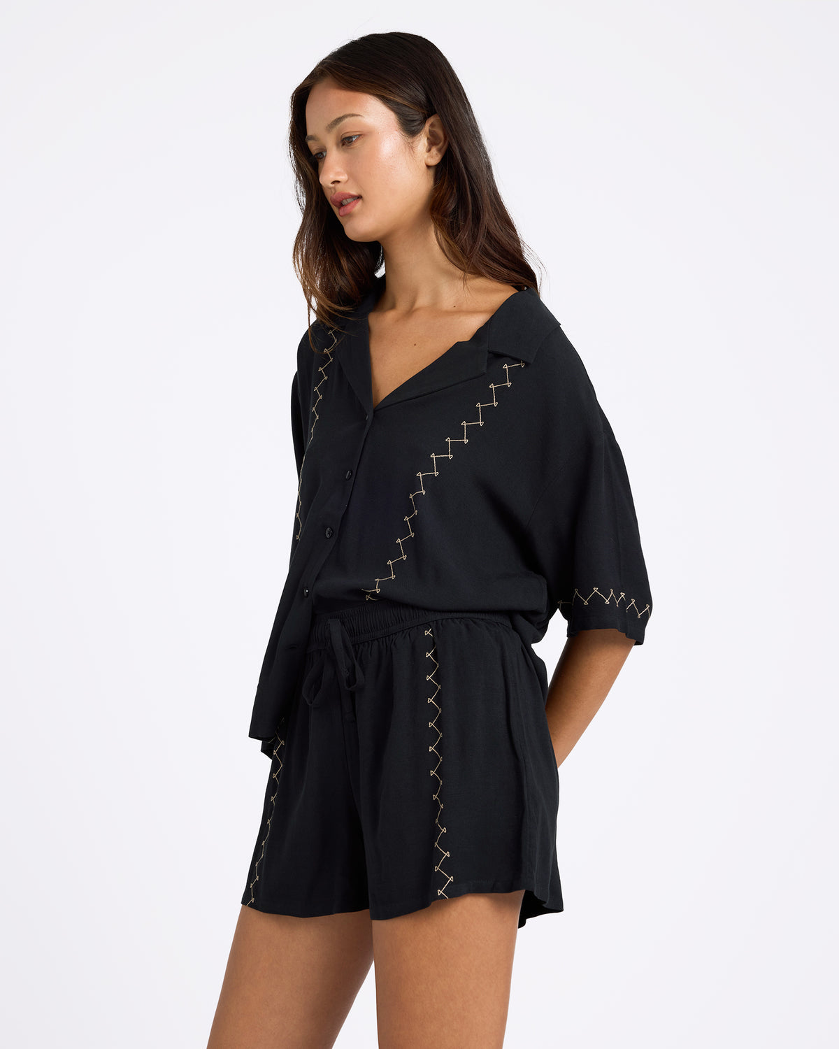 ucjns03001_volcom_blk_sd1