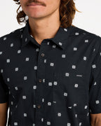 ucmwt03002_volcom_blk_dtl1
