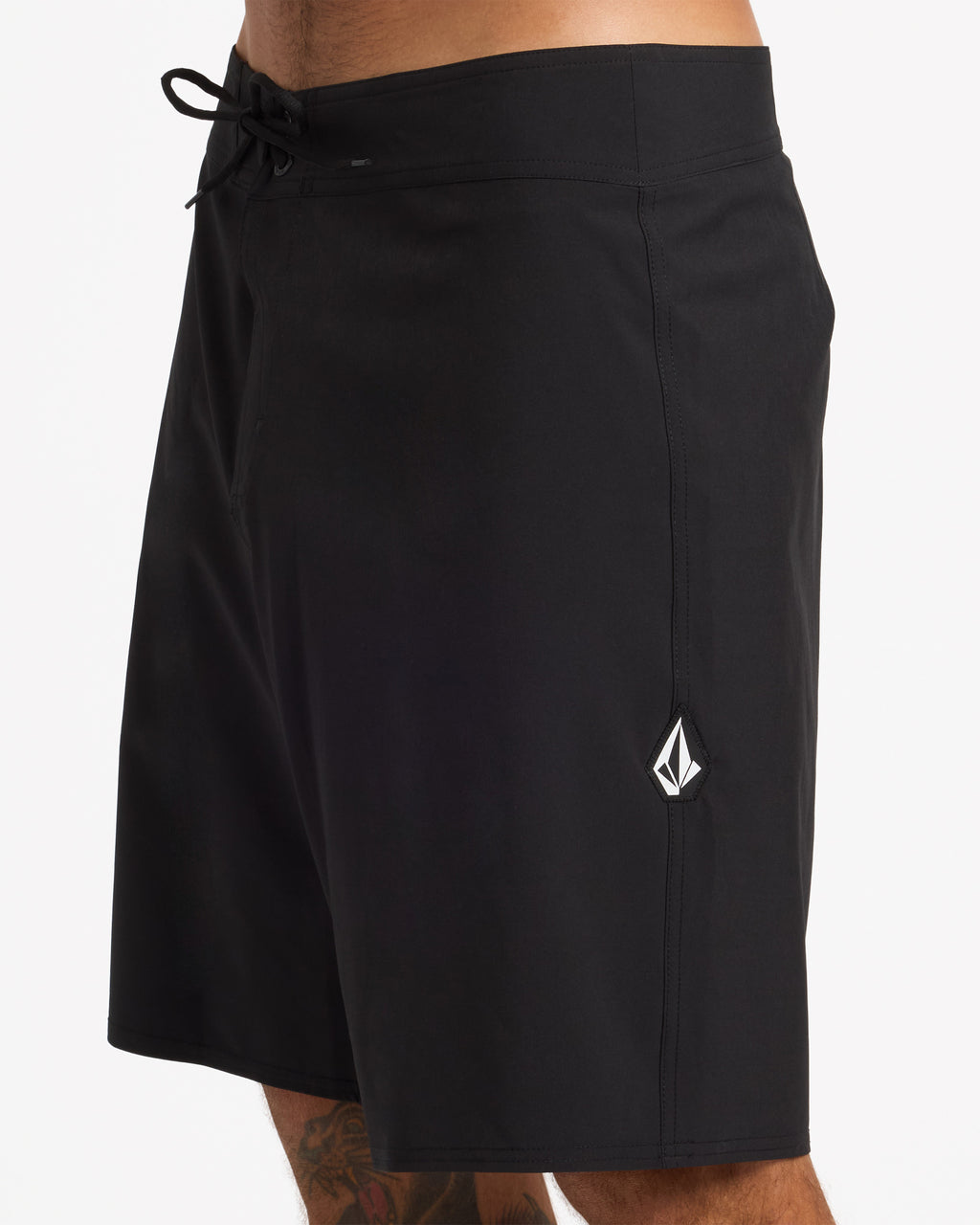 ucybs03007_volcom_blk_dtl1