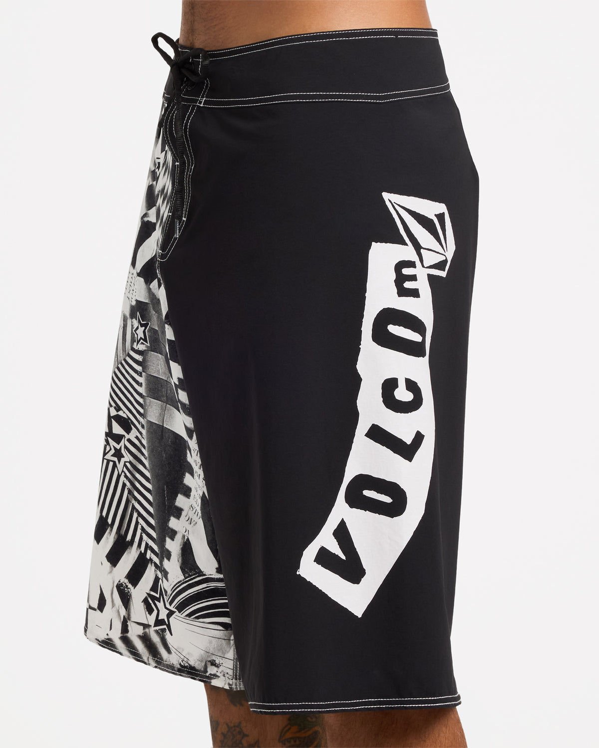 ucybs03012_volcom_blk_dtl1
