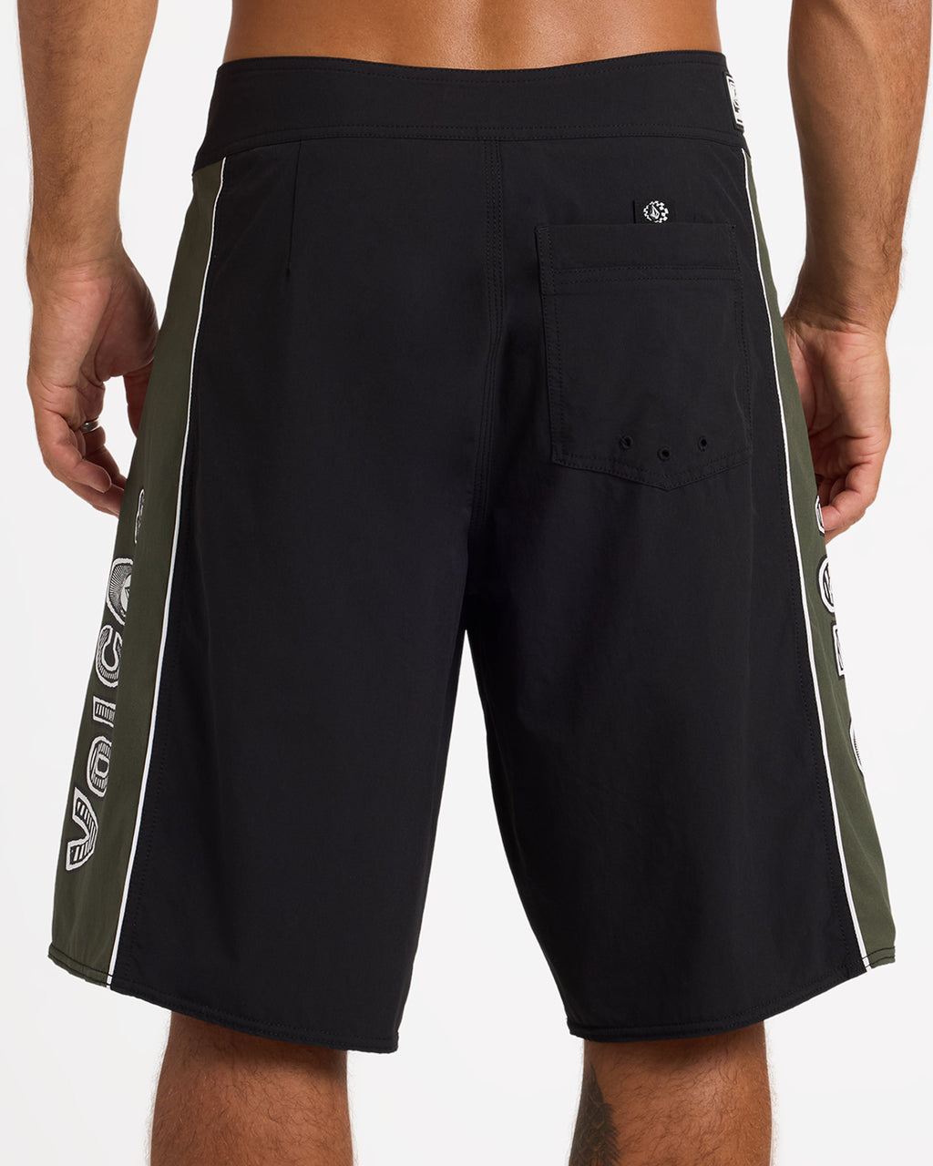 ucybs03013_volcom_blk_bck6