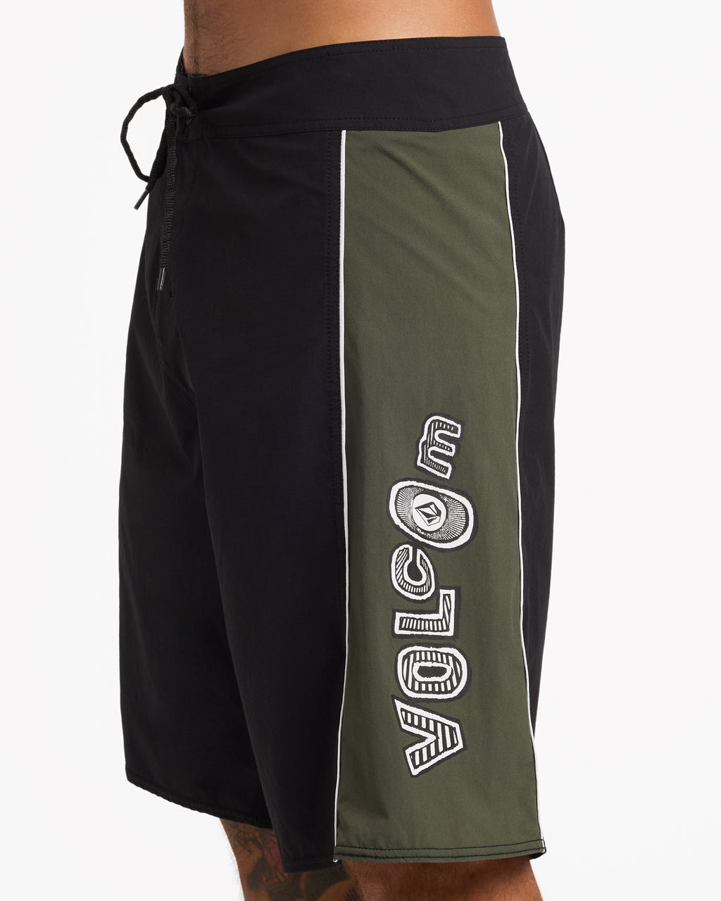 ucybs03013_volcom_blk_dtl1
