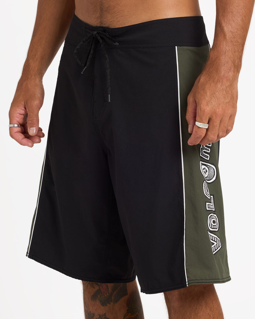ucybs03013_volcom_blk_sd6