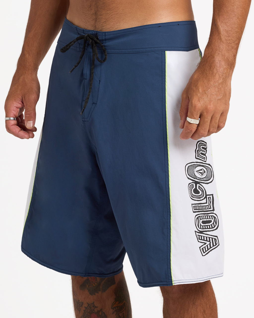 ucybs03013_volcom_lny_sd6