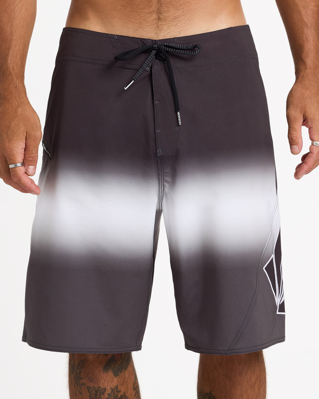 ucybs03014_volcom_blk_frt6
