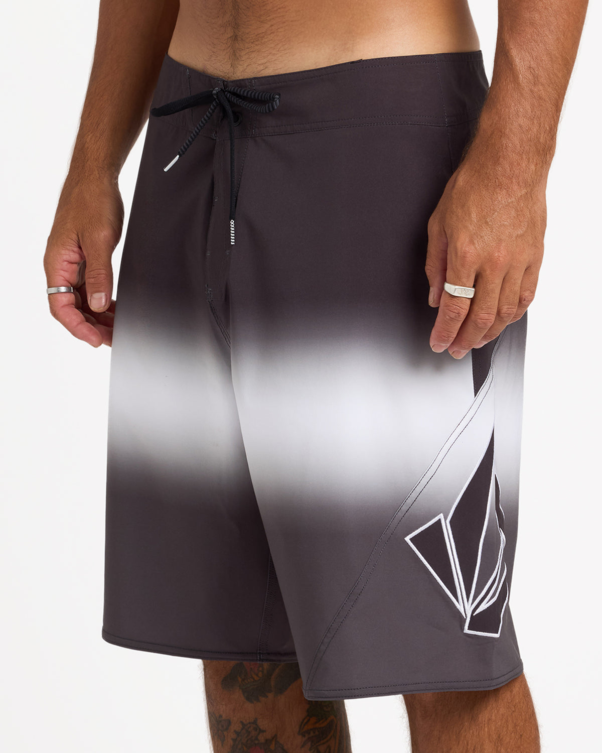 ucybs03014_volcom_blk_sd6