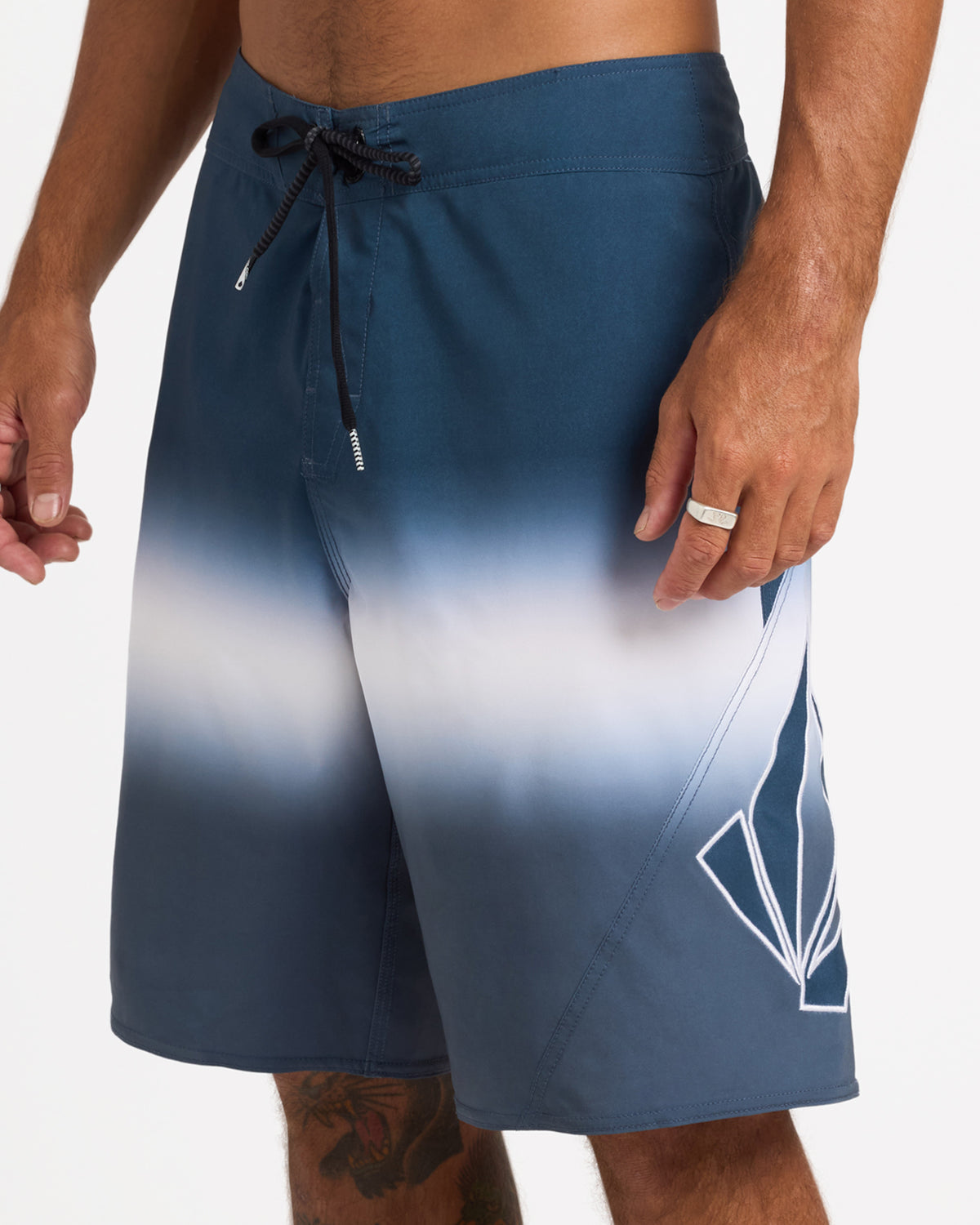 ucybs03014_volcom_mid_sd6