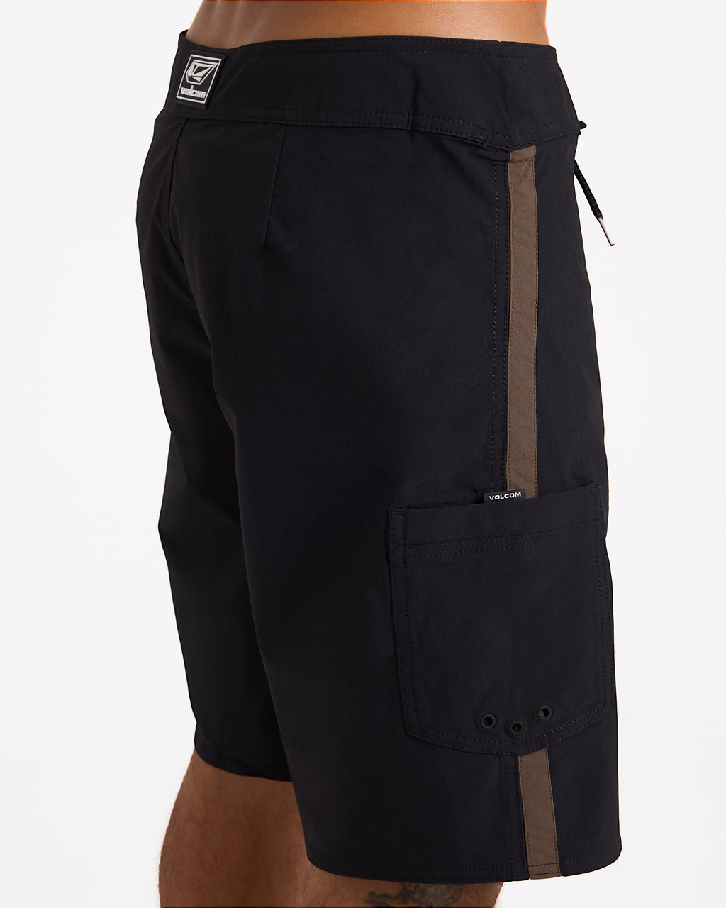 ucybs03017_volcom_blk_dtl1
