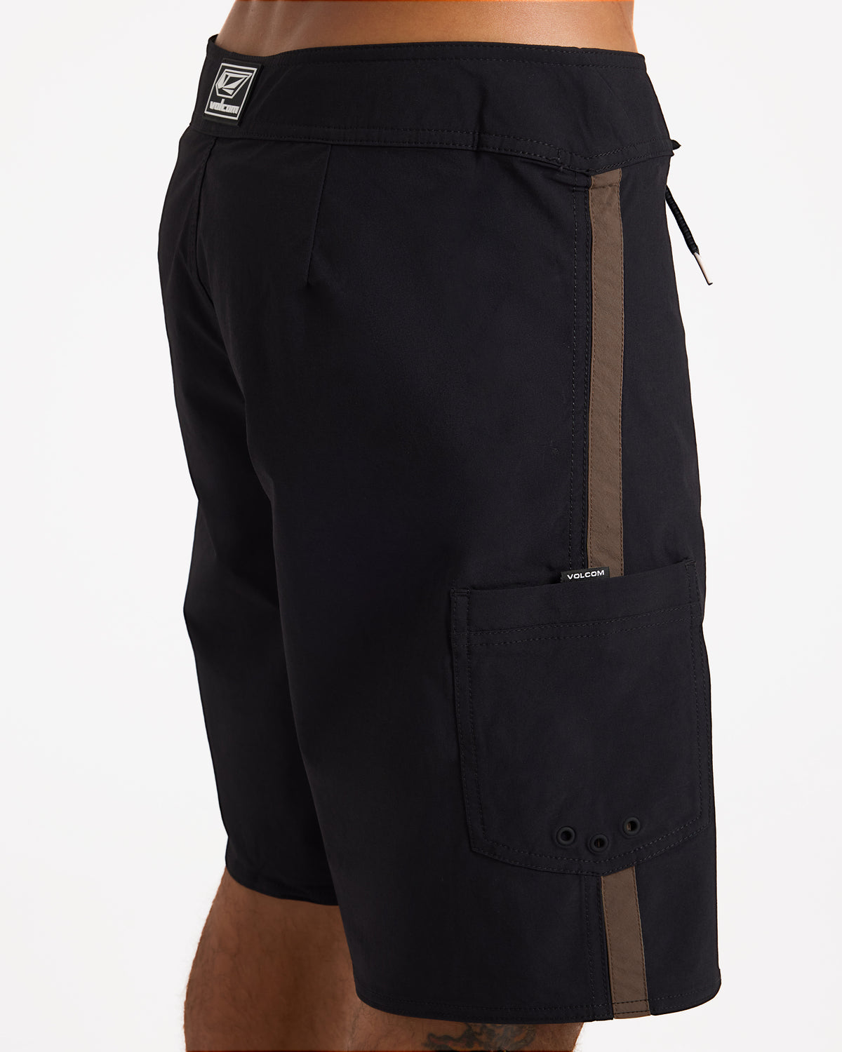 ucybs03017_volcom_blk_dtl1