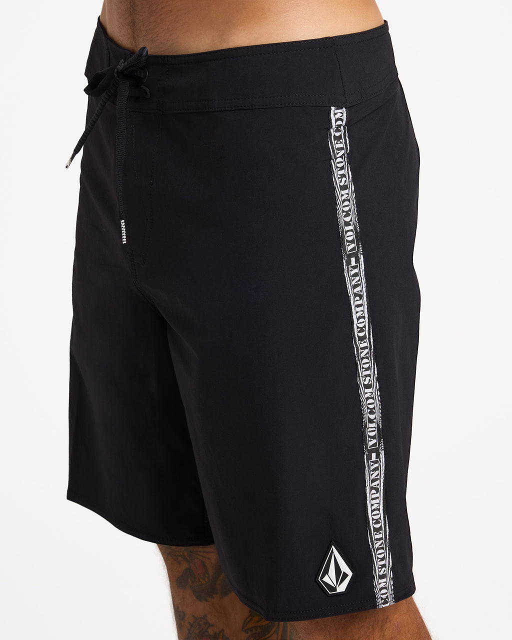 ucybs03017_volcom_blk_dtl2