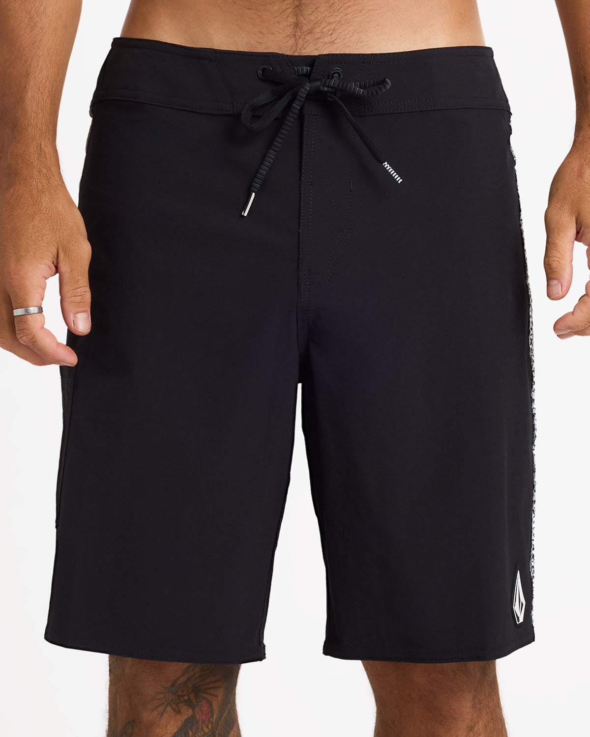 ucybs03017_volcom_blk_frt6