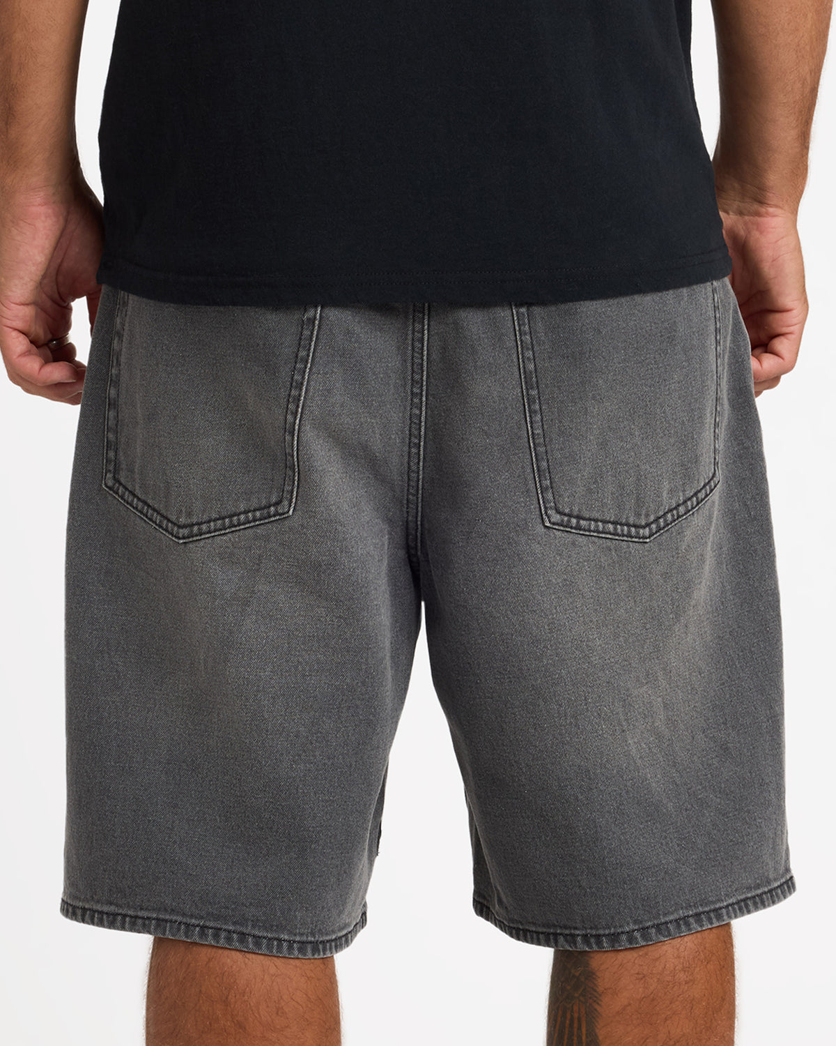 ucyds03000_volcom_con_bck6