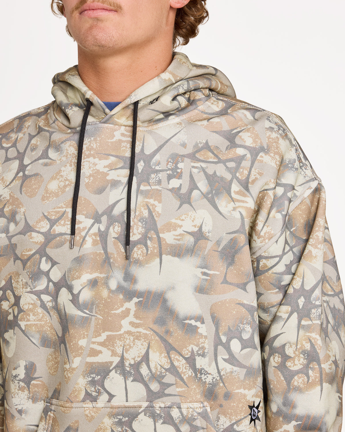 ucyft03001_volcom_cam_dtl1