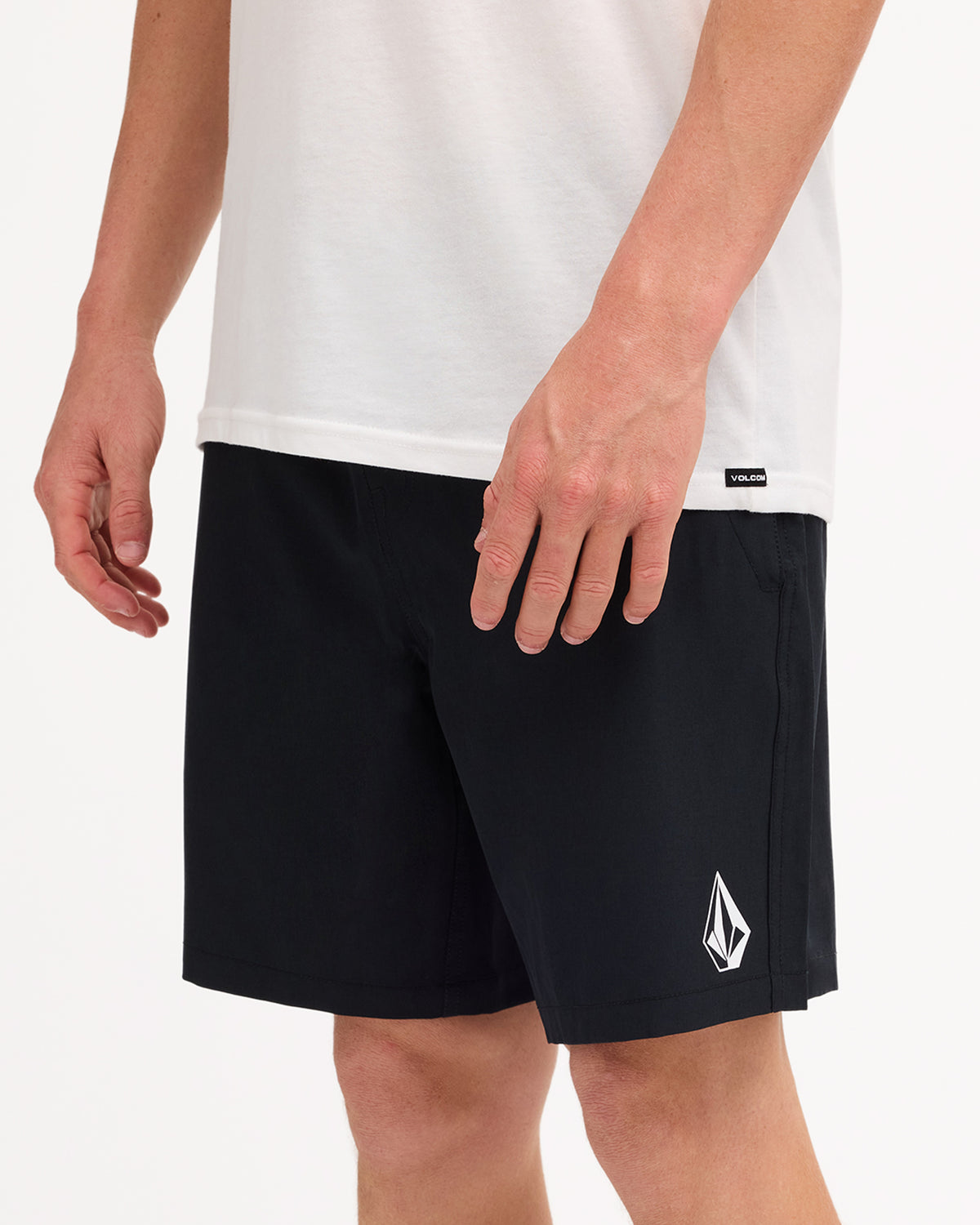 ucyhy03004_volcom_blk_sd6