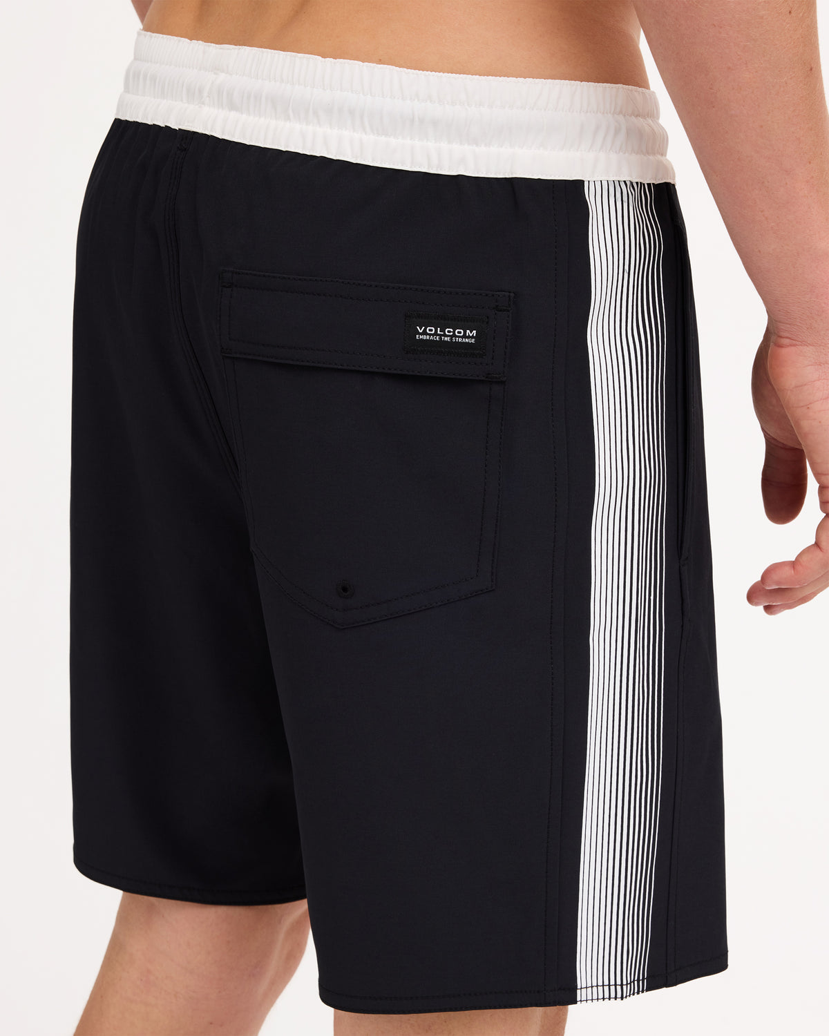 ucyjv03002_volcom_blk_dtl1