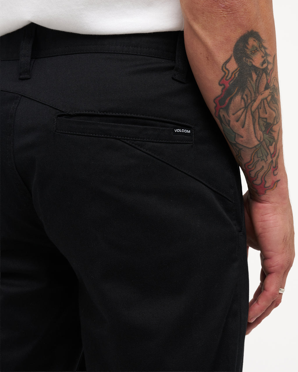 ucynp03009_volcom_blk_dtl1