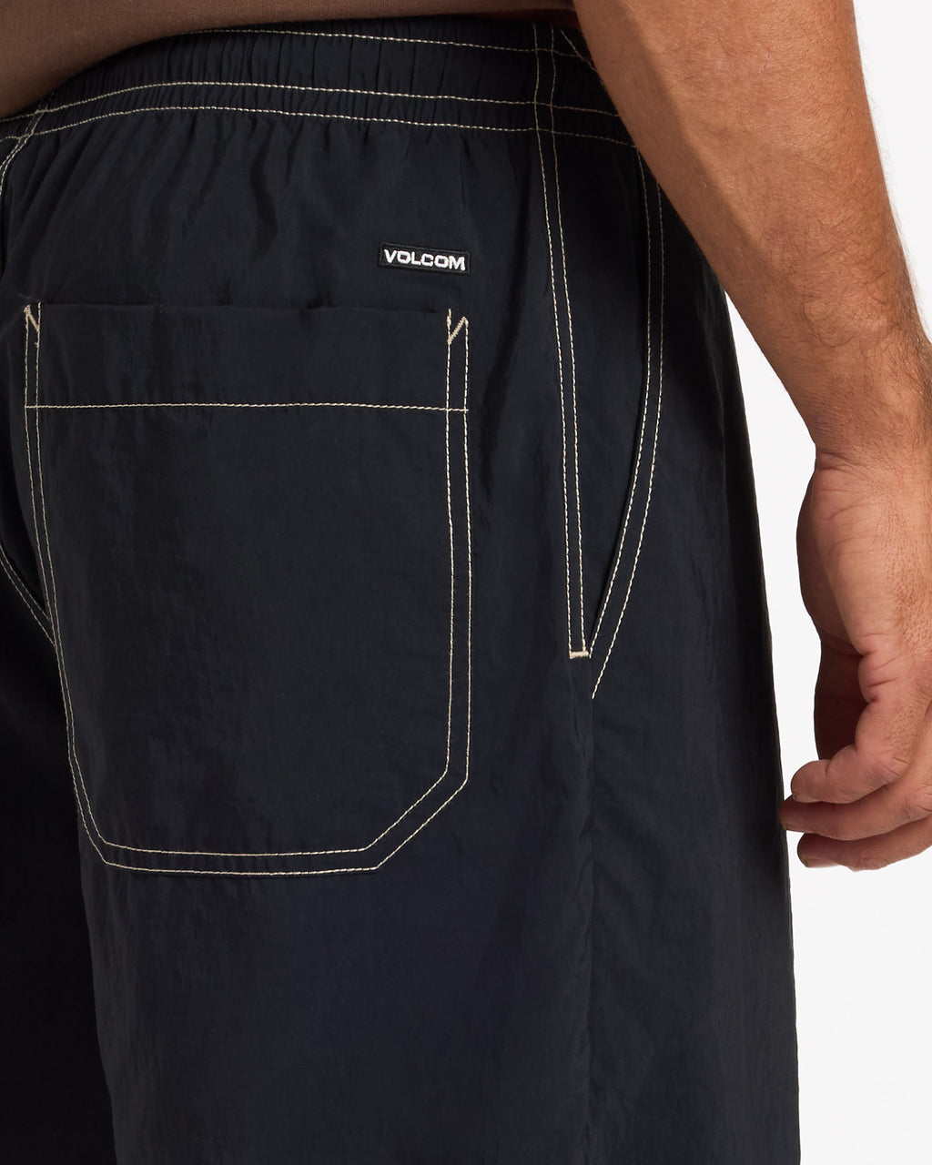 ucyws03003_volcom_blk_dtl1