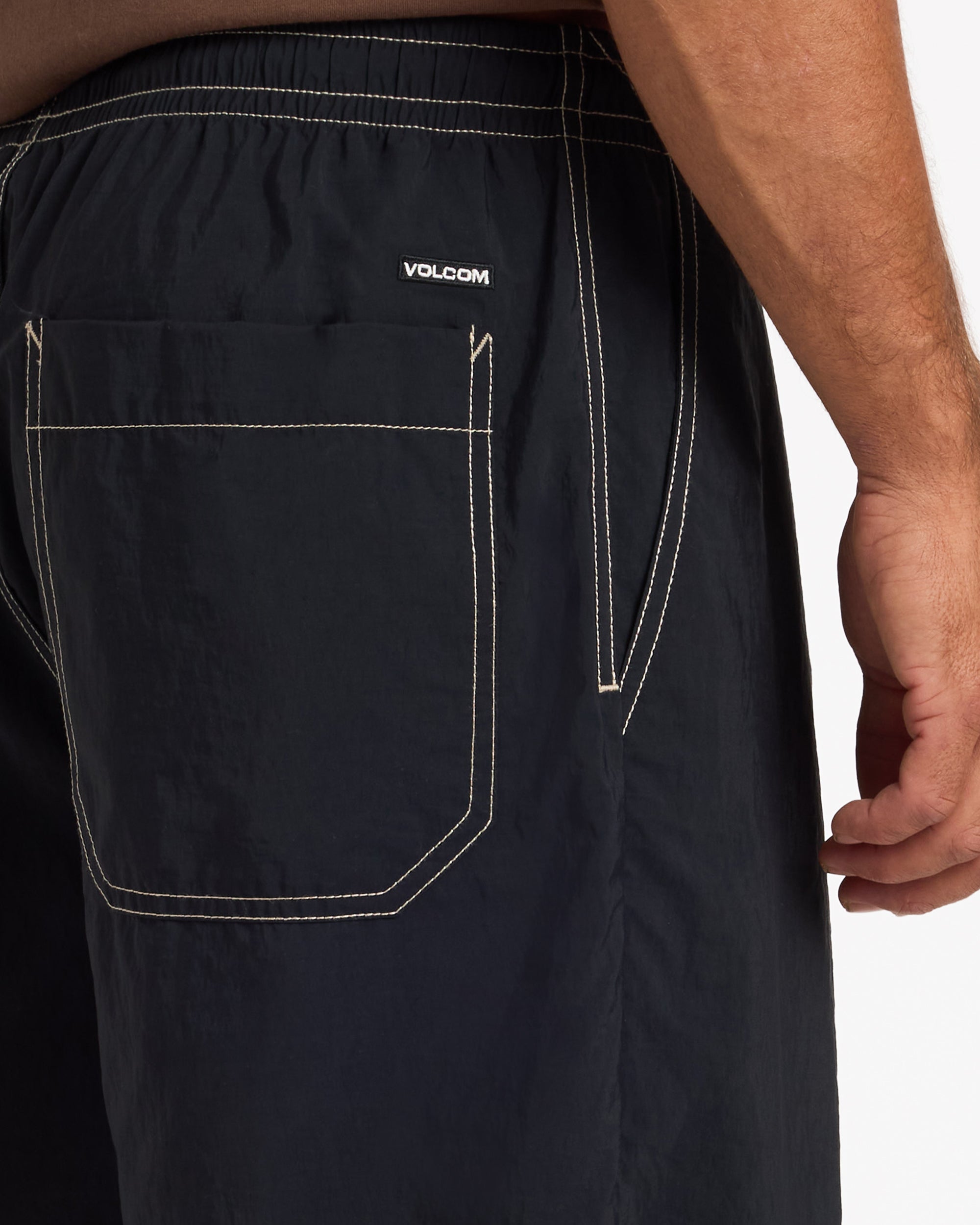 ucyws03003_volcom_blk_dtl1