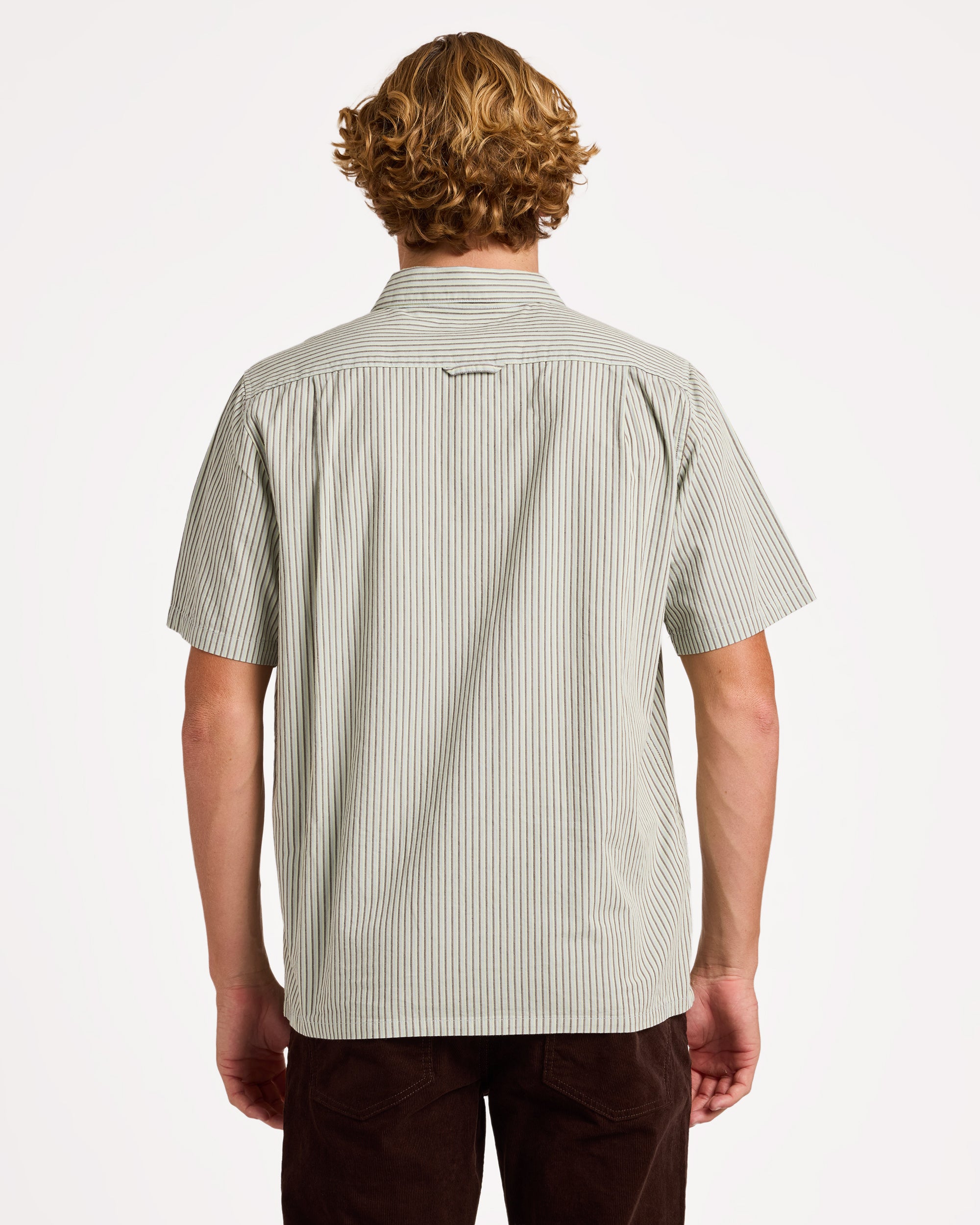 ucywt03003_volcom_stn_bck1