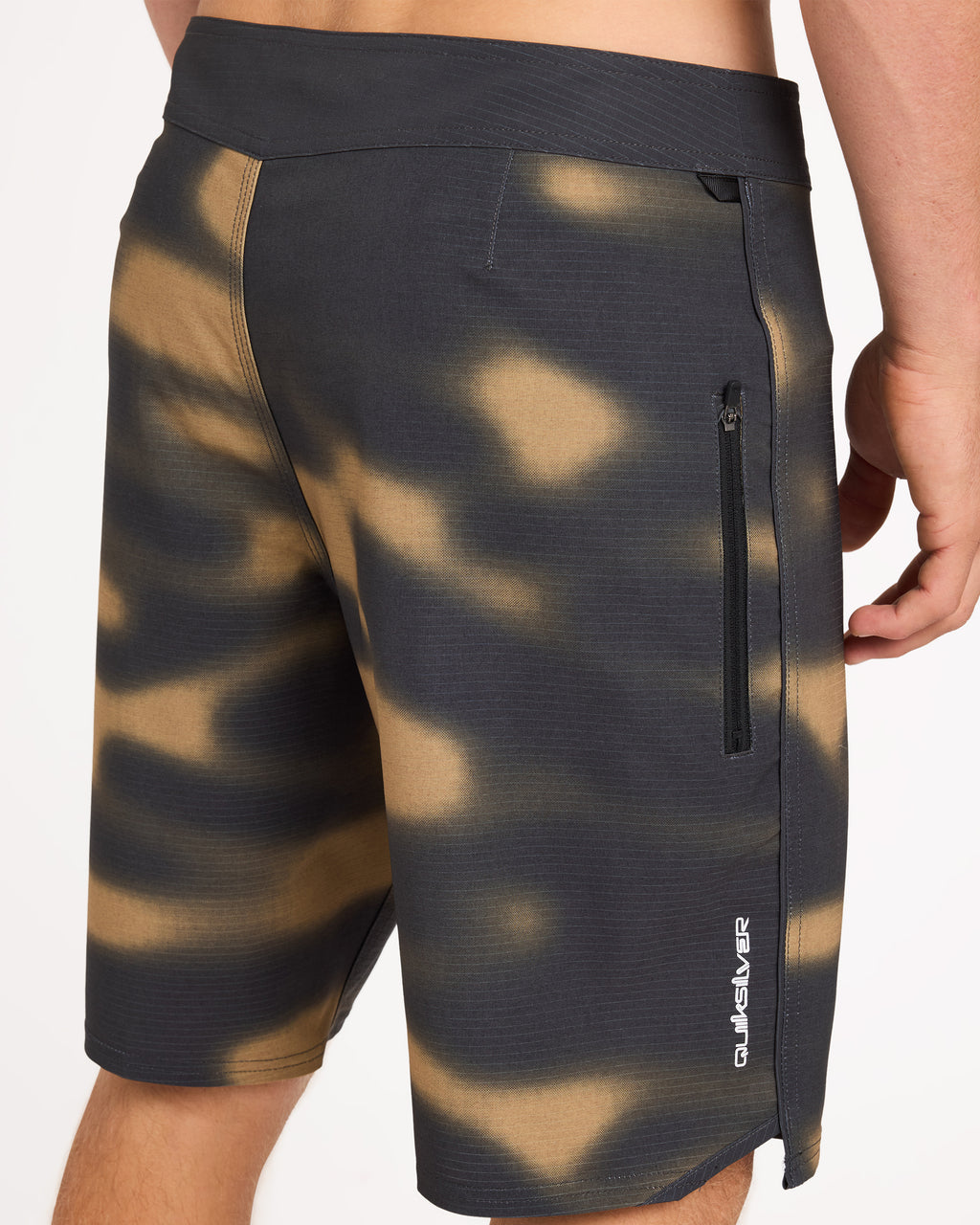 uqybs03141_quiksilver_clm0_dtl1